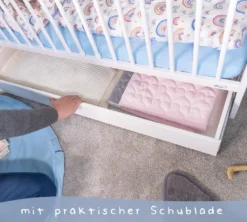 Alcube® Mitwachsendes Babybett 60 X 120 Cm Mit Schubladen Gitterbett 120x60 Umbaubar Zum Haus Juniorbett Kinderbett In Weiß 14 Alcube® Mitwachsendes Babybett 60 X 120 Cm Mit Schubladen Gitterbett 120x60 Umbaubar Zum Haus Juniorbett Kinderbett In Weiß -Babyfreude Deutschland Verkaufs-Shop 1a2371082991580187664ff86e58178b