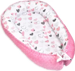 PIMKO Babynest 2seitig Minky Babynestchen Für Baby Kuschelnest Babykokon Für Säuglinge Und Neugeborene Babykissen Für Zuhause 55 X 90 Cm - ROSA Herzen