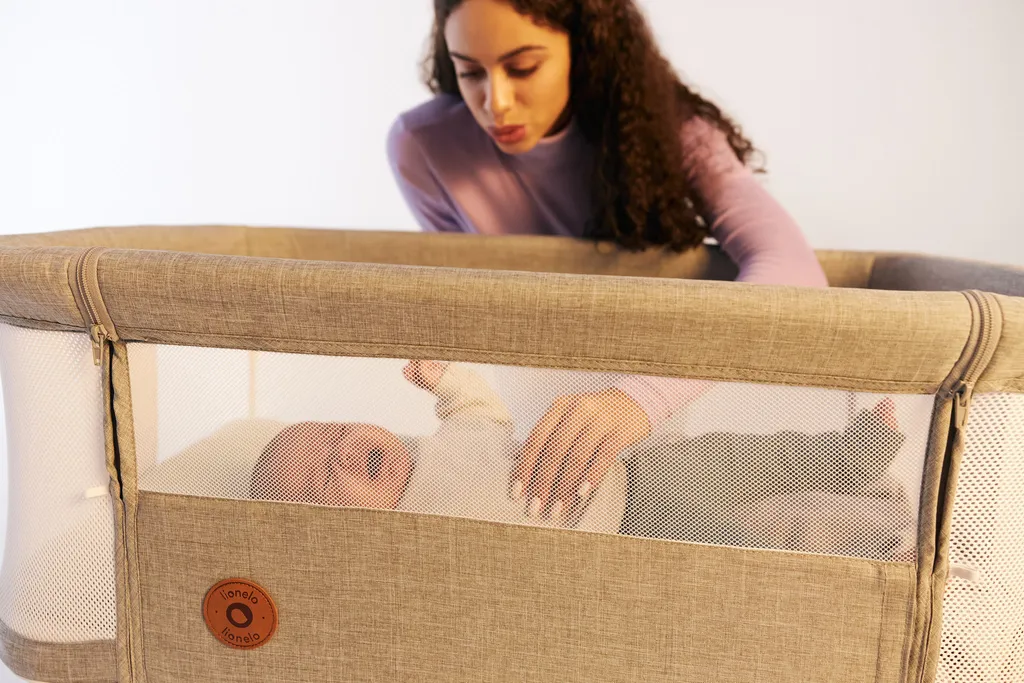 Lionelo Luna Ein Tragbares Beistellbett Mit Einer Matratze, Reisebett, Von Neugeboren Bis 9 Kg, In Der Höhe Und Der Neigung Verstellbar, 4 Rädern Mit Bremse, Befestigung Zum Elternbett 11 Lionelo Luna Ein Tragbares Beistellbett Mit Einer Matratze, Reisebett, Von Neugeboren Bis 9 Kg, In Der Höhe Und Der Neigung Verstellbar, 4 Rädern Mit Bremse, Befestigung Zum Elternbett – Bild 11