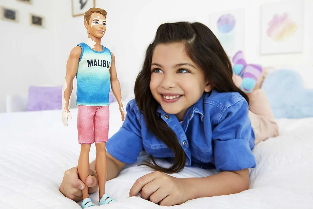 MATTEL HBV26 - Barbie Fashionistas-Puppe Ken Mit Hellbraunen Haaren Im Malibu-Tanktop 6 MATTEL HBV26 - Barbie Fashionistas-Puppe Ken Mit Hellbraunen Haaren Im Malibu-Tanktop – Bild 6