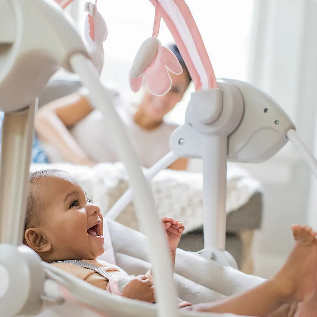 Ingenuity Baby Tragbare Schaukel, Flora Babyschaukeln Wippen Schaukel Babywippe Babyschaukel Kinderschauel Elektrische Wippe Elektrowippe 7 Ingenuity Baby Tragbare Schaukel, Flora Babyschaukeln Wippen Schaukel Babywippe Babyschaukel Kinderschauel Elektrische Wippe Elektrowippe – Bild 7