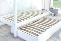 NALA BIS2 Holzbett Kinderbett Hausbett 90x200 Weiß 100% Kieferholz Ohne Schutzgitter 2 Lattenroste Kiefer Schubkasten Mit Schlaffunktion -Babyfreude Deutschland Verkaufs-Shop 88225b926118d92f49bca448a1625d06
