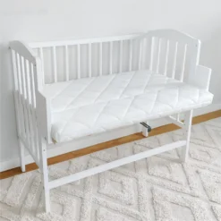 Babybett Beistellbett 90x40 Cm Mit Matratze, Umbaubar Zu 90x55 Cm, 9 Mal Verstellbare Liegehöhe, Auch Als Babywippe Nutzbar, Kiefer-Vollholz In Weiß