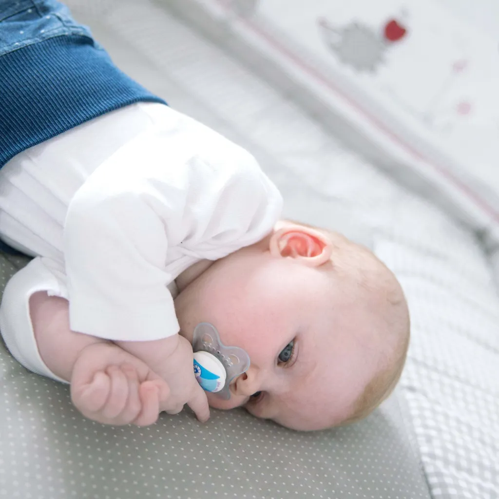 Roba Laufgitter 'Adam & Eule', 6-eckig, Sicheres Spielgitter Inkl. Schutzeinlage & Rollen, Holz Weiß 2 Roba Laufgitter 'Adam & Eule', 6-eckig, Sicheres Spielgitter Inkl. Schutzeinlage & Rollen, Holz Weiß – Bild 2