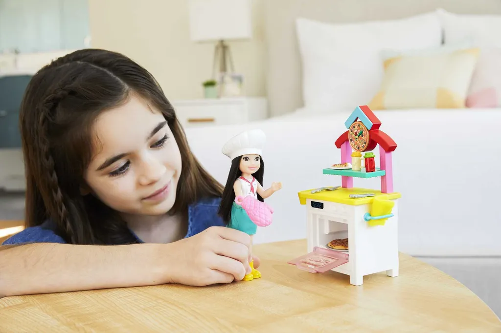 Barbie Chelsea Bäckerin-Spielset Mit Puppe Und Zubehör 5 Barbie Chelsea Bäckerin-Spielset Mit Puppe Und Zubehör – Bild 5