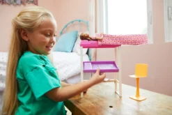 MATTEL Barbie Deluxe-Set Möbel Hochbett/Tisch Und Puppe 23 MATTEL Barbie Deluxe-Set Möbel Hochbett/Tisch Und Puppe -Babyfreude Deutschland Verkaufs-Shop adaa1d614119ab761ecd32a04c2e811a