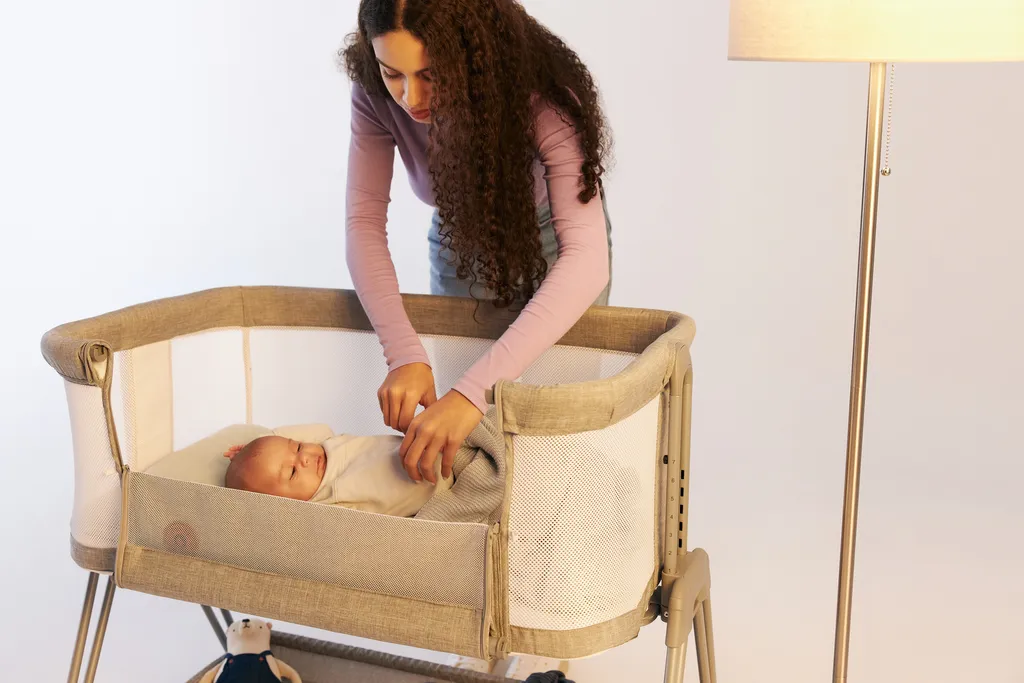 Lionelo Luna Ein Tragbares Beistellbett Mit Einer Matratze, Reisebett, Von Neugeboren Bis 9 Kg, In Der Höhe Und Der Neigung Verstellbar, 4 Rädern Mit Bremse, Befestigung Zum Elternbett 12 Lionelo Luna Ein Tragbares Beistellbett Mit Einer Matratze, Reisebett, Von Neugeboren Bis 9 Kg, In Der Höhe Und Der Neigung Verstellbar, 4 Rädern Mit Bremse, Befestigung Zum Elternbett – Bild 12