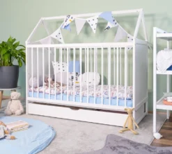 Alcube® Mitwachsendes Babybett 60 X 120 Cm Mit Schubladen Gitterbett 120x60 Umbaubar Zum Haus Juniorbett Kinderbett In Weiß 17 Alcube® Mitwachsendes Babybett 60 X 120 Cm Mit Schubladen Gitterbett 120x60 Umbaubar Zum Haus Juniorbett Kinderbett In Weiß -Babyfreude Deutschland Verkaufs-Shop c6e9f9e7c2888025ff315a7a3a298e9c